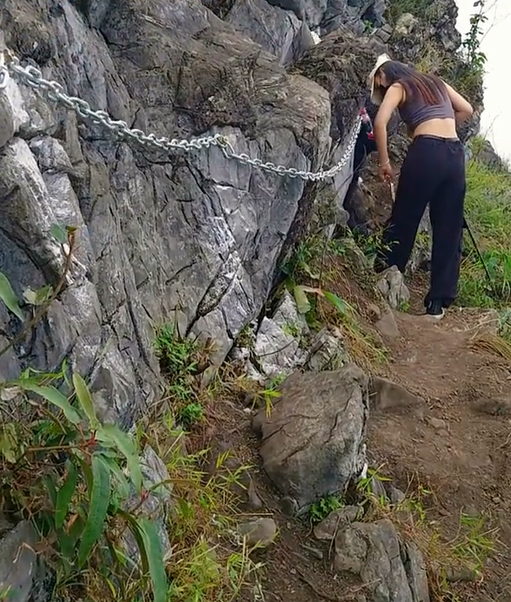 Bsport体育广西一野生景点火出圈 登山游客密密麻麻好像蚂蚁搬家 当地：已维持秩序(图6)